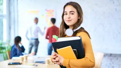 Joven estudiante en su escuela