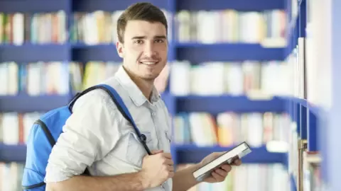 Joven estudiante en su escuela