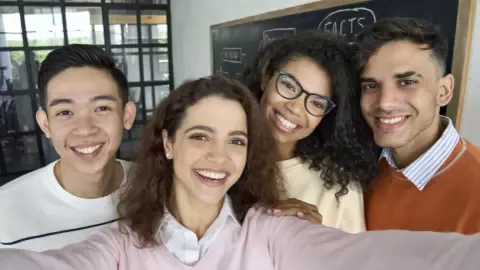 Joven estudiante en su escuela